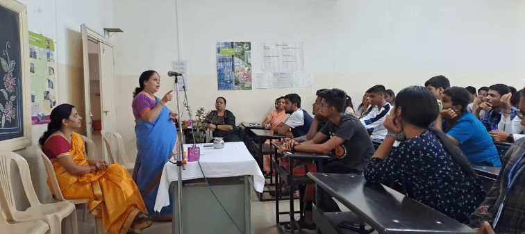 Maharashtriya Mandal college of commerce Classroom photo 8